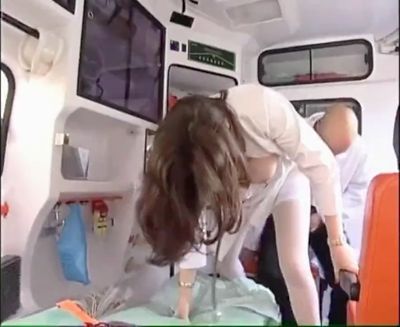 Медсестра трахается в очко с водителем скорой